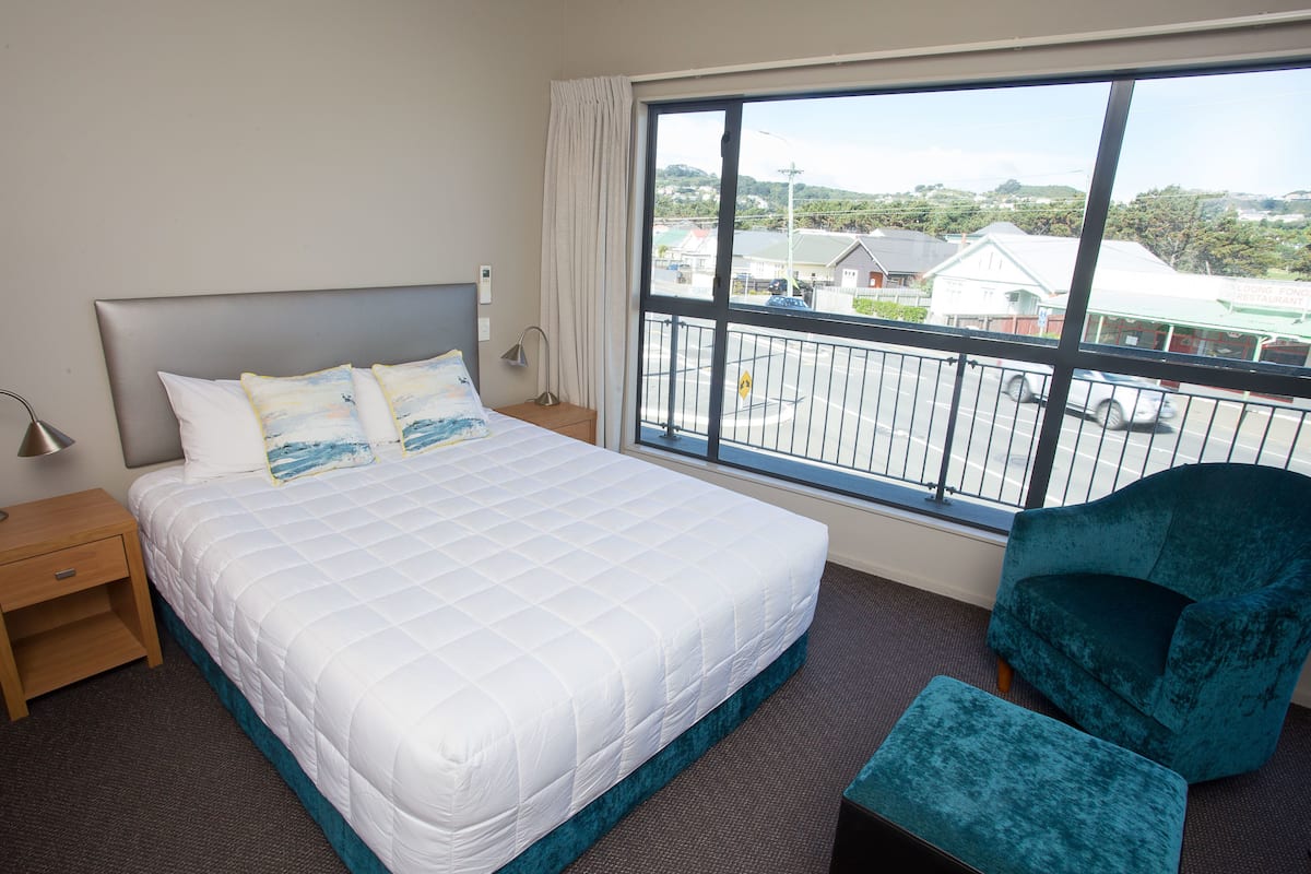 Classic Studio | In-room safe, desk, blackout drapes, soundproofing
