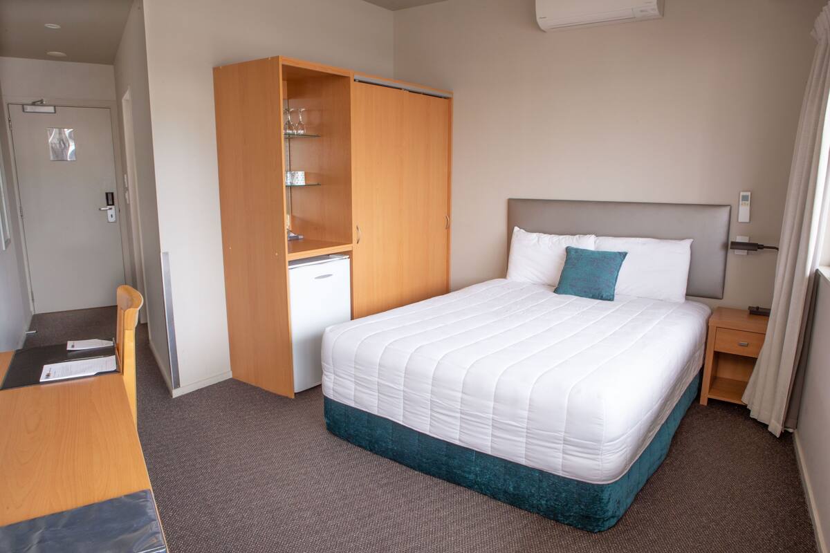 Studio | In-room safe, desk, blackout drapes, soundproofing