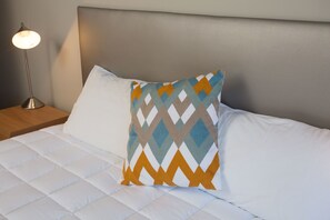 In-room safe, desk, blackout drapes, soundproofing - Airport Motor Lodge (Wellington)