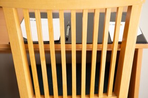 Caixa forta a l'habitació, escriptori i cortines opaques