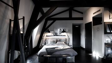 Suite, 1 kingsize bed | Een kluis op de kamer, individueel gedecoreerd, individueel gemeubileerd