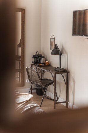 Executive Room, 1 Double Bed | In-room safe, individually decorated, individually furnished, desk - Mother Goose Hotel (Utrecht)