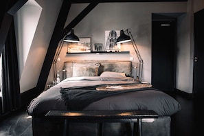 Suíte, 1 cama King | Cofres nos quartos, individualmente decorados