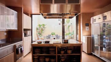 Frigorífic, microones, forn i placa de cuina