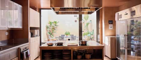 Frigorífico, microondas, horno y placa de cocina