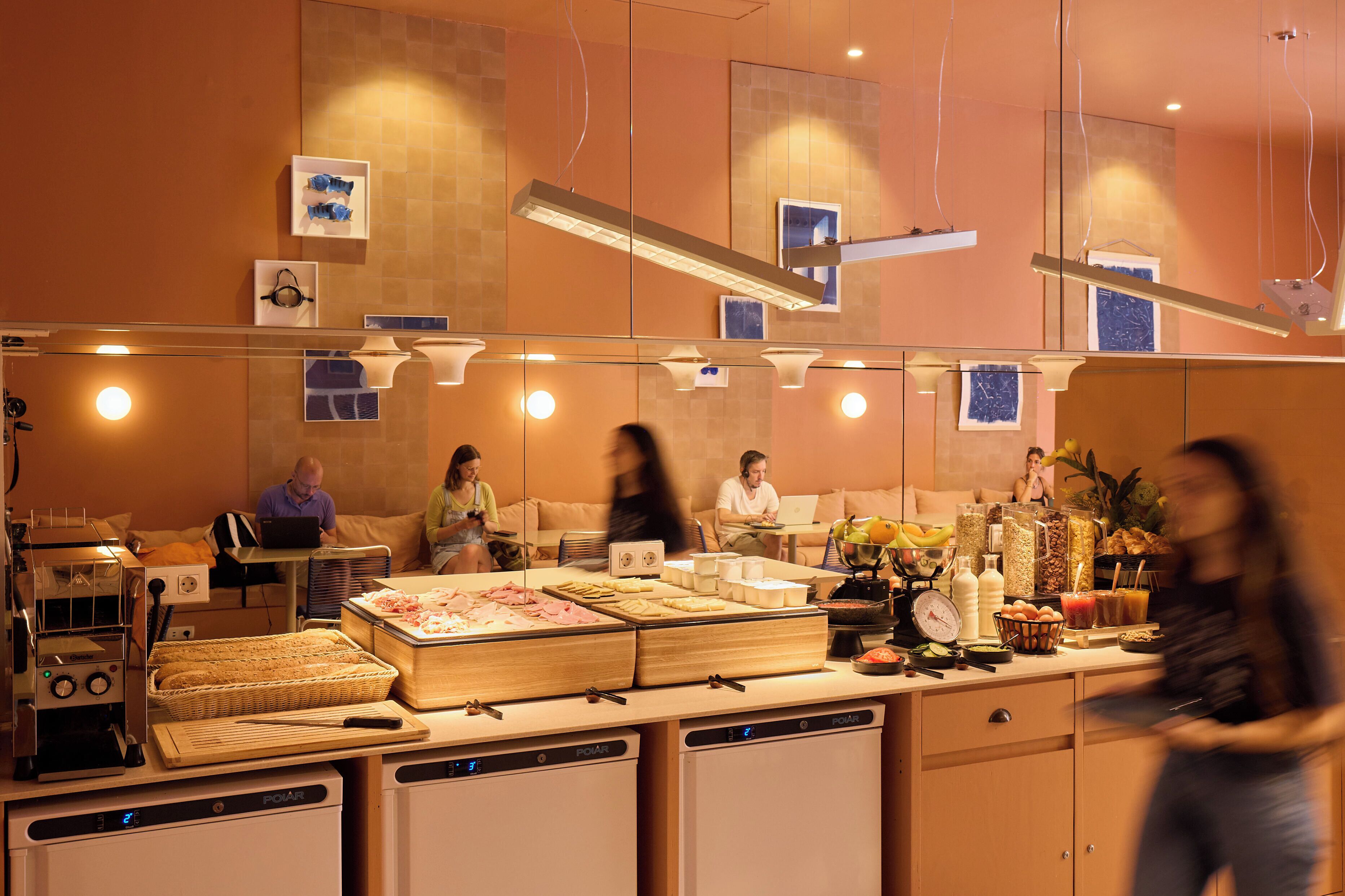 Tägliches kontinentales Frühstück (9 EUR pro Person)