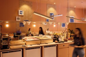 Kontinental frokost hver dag (EUR 9 per person)