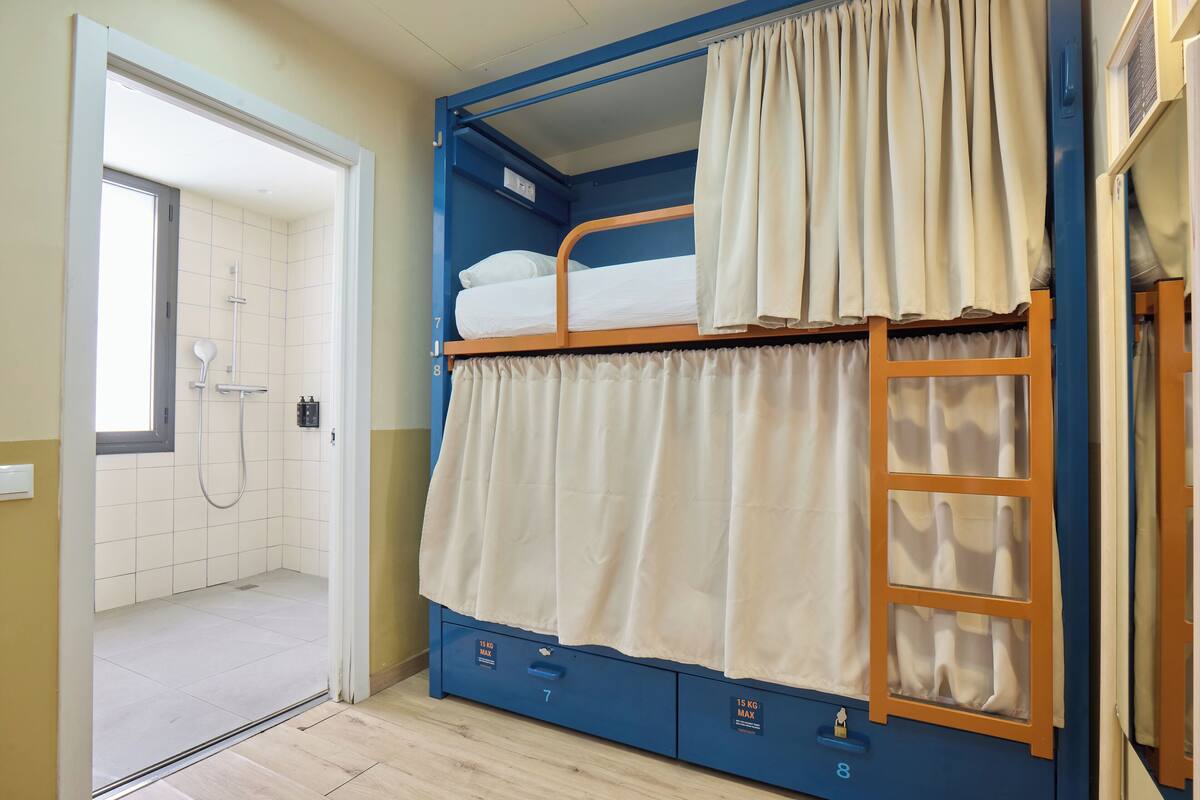 20 bedrooms, hypo-allergenic bedding available, blackout drapes