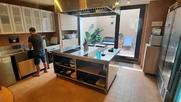 Lemari es, microwave, oven, dan kompor