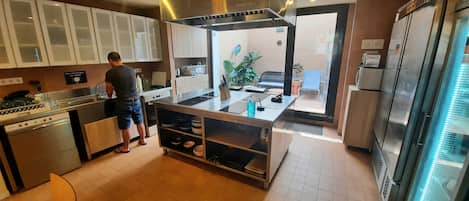 Refrigerador, microondas, horno, placa de cocina
