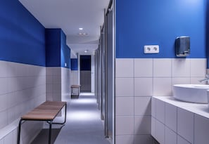 Buồng tắm vòi sen, khăn tắm