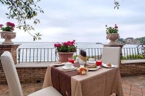 Daily buffet breakfast (EUR 8 per person) - Borromeo Resort (Taormina)