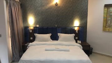 Minibar, in-room safe, free WiFi