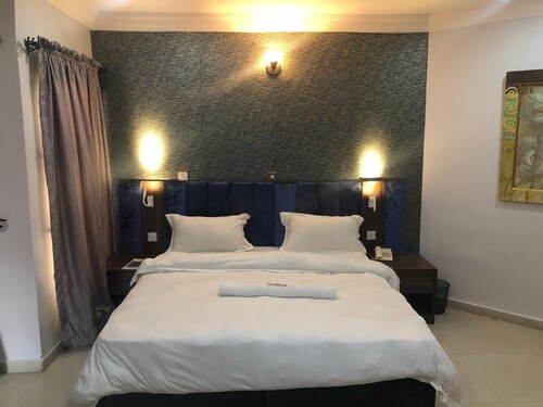 Solitude Hotel Yaba