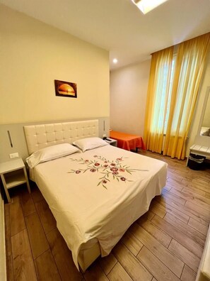 Basic Triple Room | Individually furnished, free WiFi, bed sheets - Casa Zeffirino (Sanremo)
