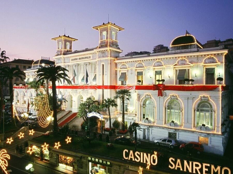 Un edificio histórico con un casino, que destaca por su arquitectura ornamentada y una cúpula imponente.