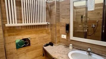 Une salle de bain avec des toilettes, un lavabo et une douche.