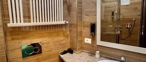 Un baño con inodoro, lavamanos y ducha.