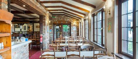 Melayani makan siang dan makan malam dengan sajian masakan lokal