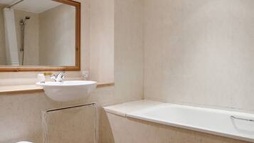Standard Twin Room, 2 Twin Beds | Bathroom | Combined shower/tub, hair dryer, towels