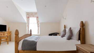 Standard Quadruple Room, 2 Double Beds | Desk, free WiFi