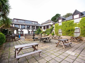 Courtyard - Lodge @ The Whitehouse Inn (Truro)