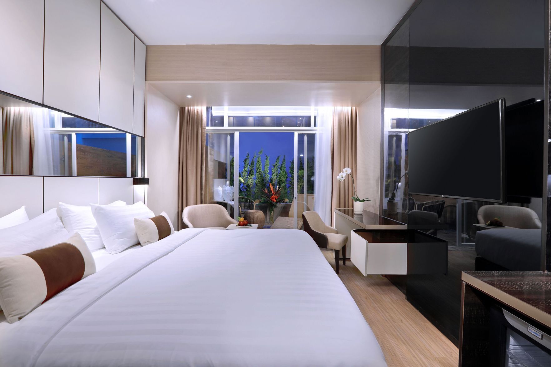 Roupas de cama premium, frigobar, cofres nos quartos, escrivaninha