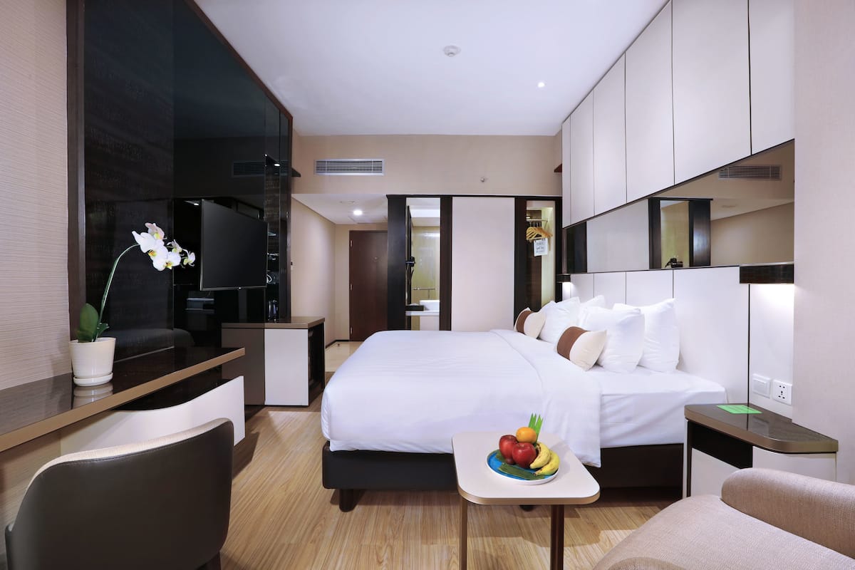 Luxe beddengoed, een minibar, een kluis op de kamer, een bureau