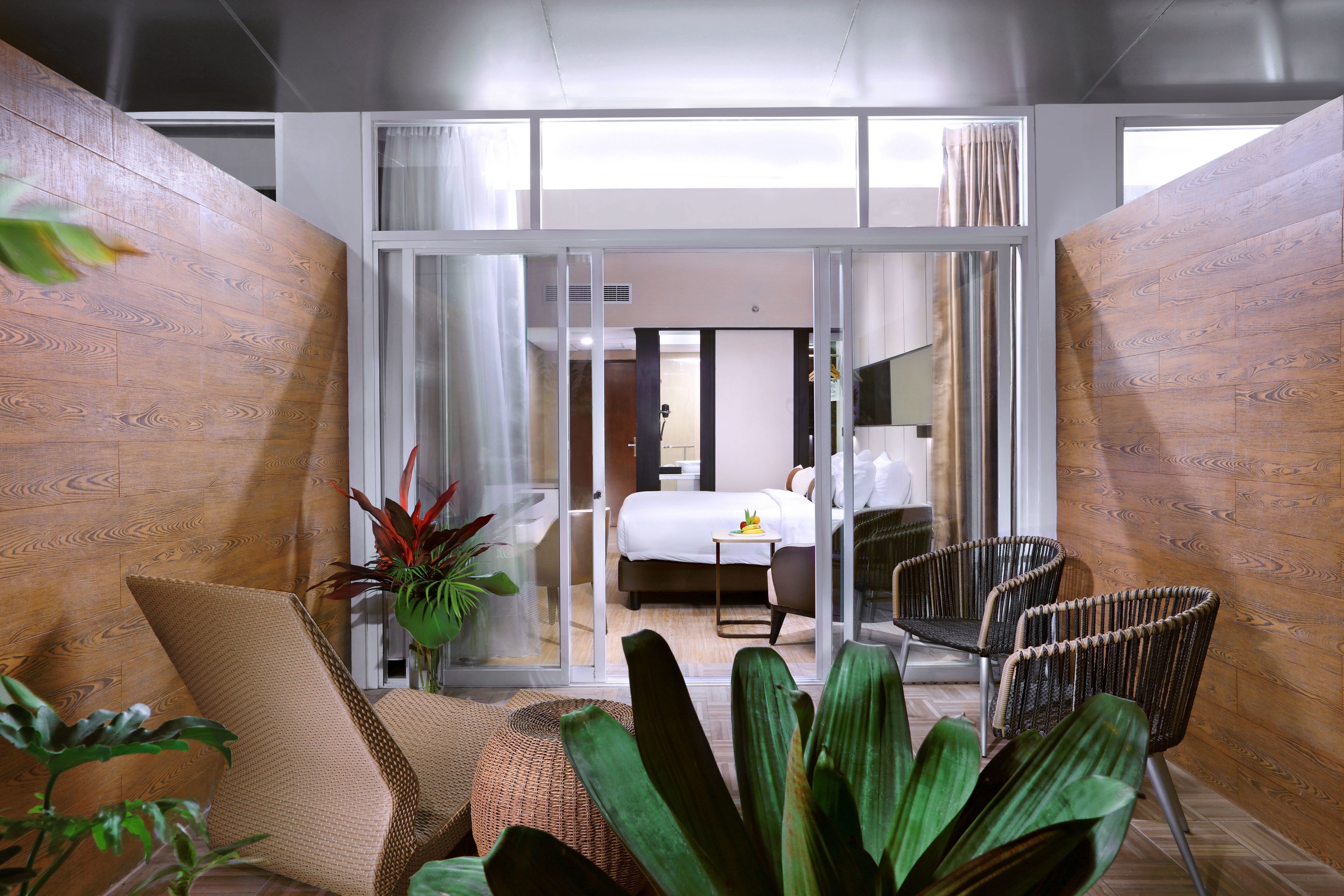 Cabana Suite | Seprai premium, minibar, brankas, dan meja kerja