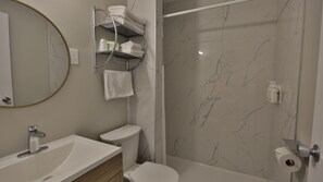 シャワー、ヘアドライヤー、タオル