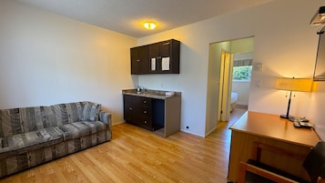 Standard Suite, 1 Bedroom | In-room safe, desk, WiFi (free), bed sheets