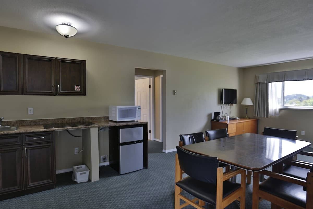 Family Süit, 2 Yatak Odası | Oturma alanı | Kablolu TV kanalları bulunan 32 inç televizyon