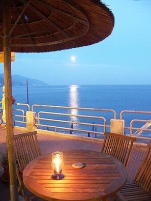 Outdoor dining - Hotel Baia (Monterosso al Mare)
