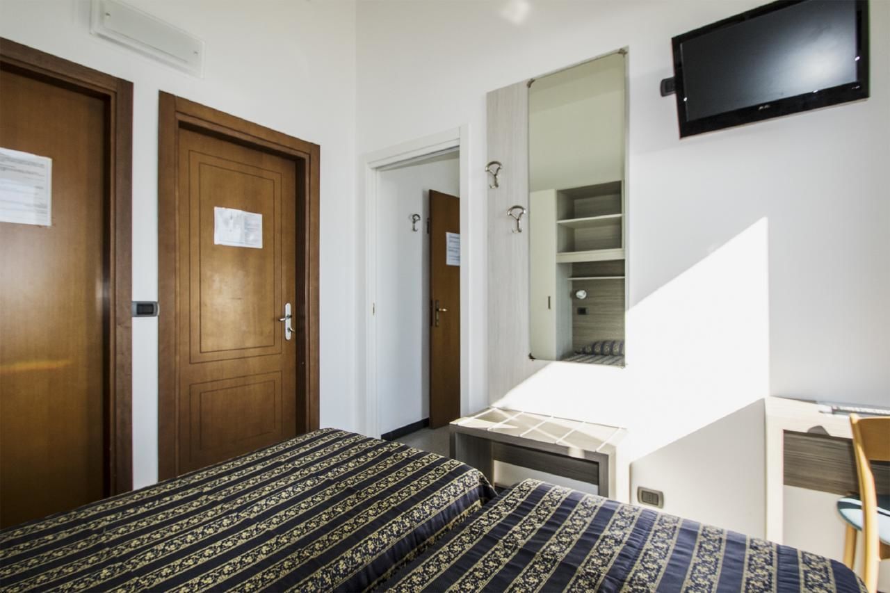 double or twin room | in-room safe, desk, free wifi, bed sheets