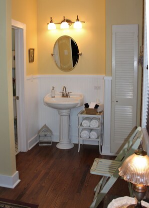 Superior Suite, Ensuite (Louis Horn Room) | Bathroom - Pikk's Inn (Valparaiso)