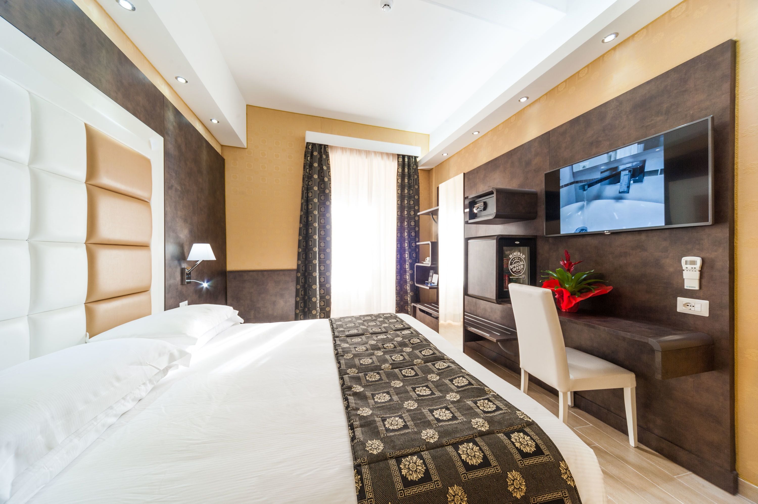 Seprai premium, selimut bulu angsa, busa memori, dan minibar