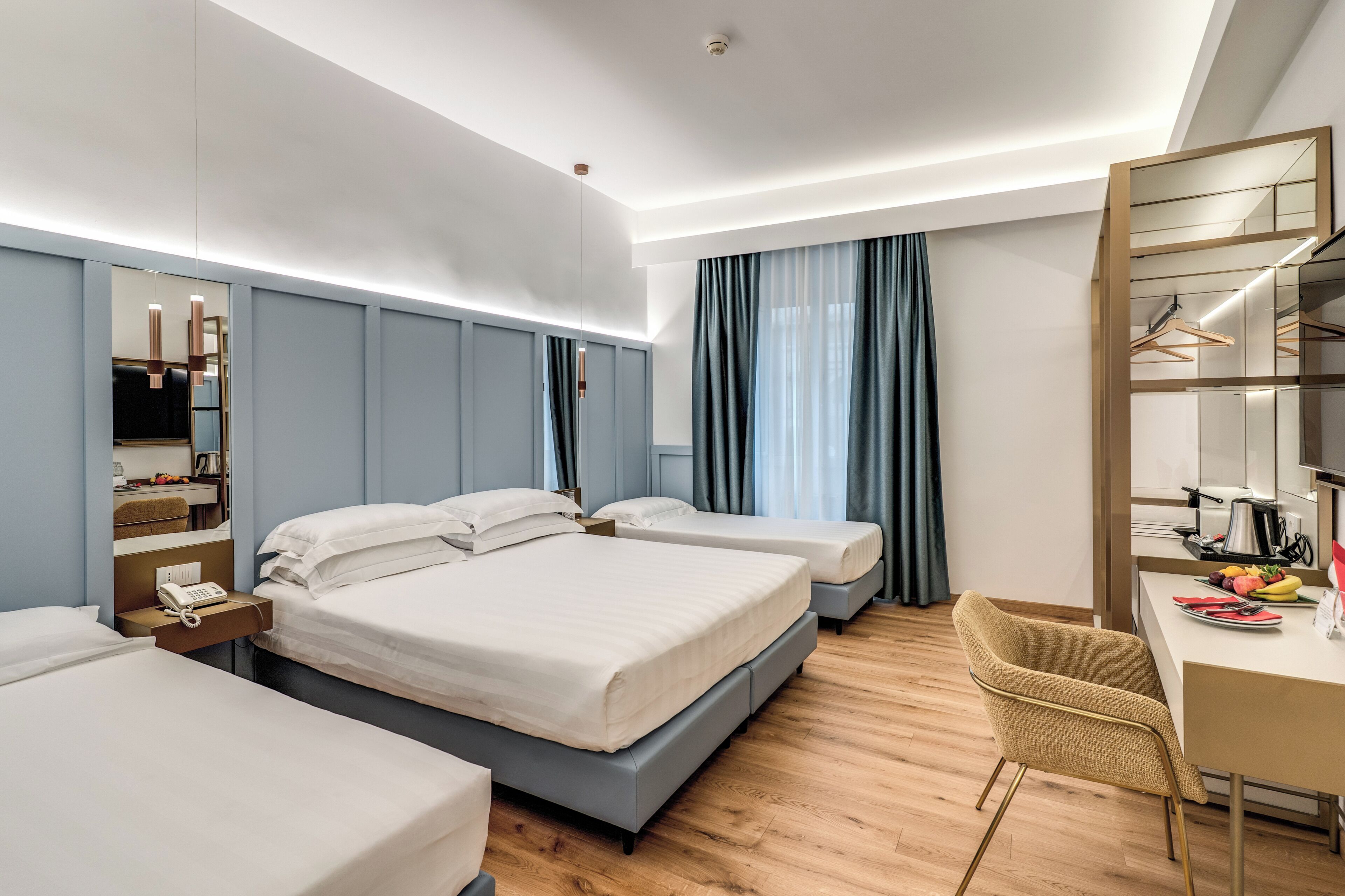 Deluxe fyrbäddsrum - utsikt mot staden | Sängtillbehör av högsta kvalitet, duntäcken och memory foam-madrasser