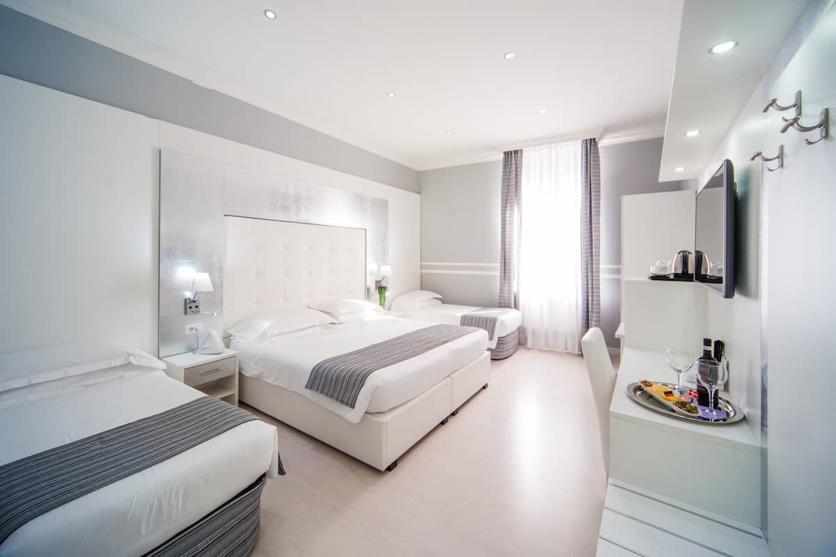 Deluxe-Vierbettzimmer, Stadtblick | Zimmerausstattung