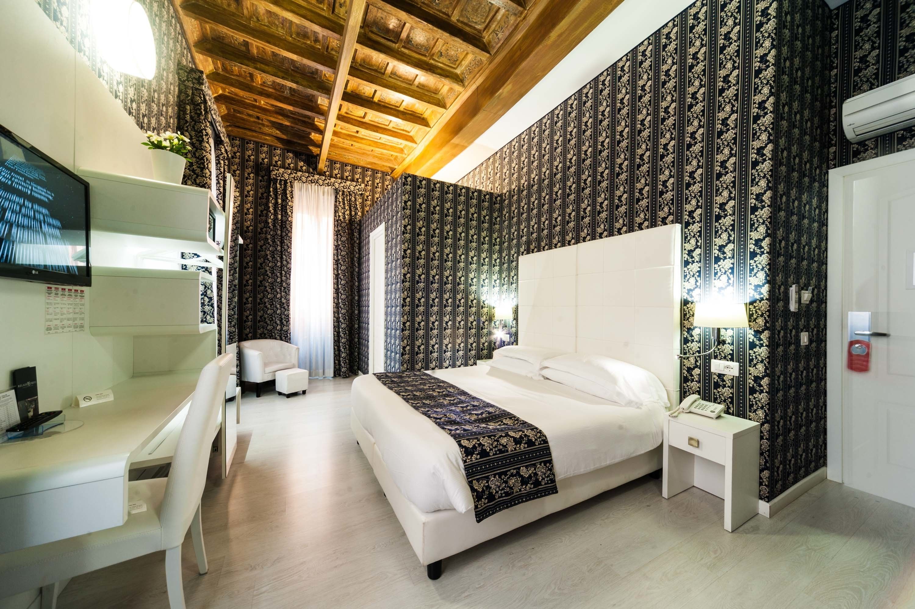 deluxe double room, city view | room amenity