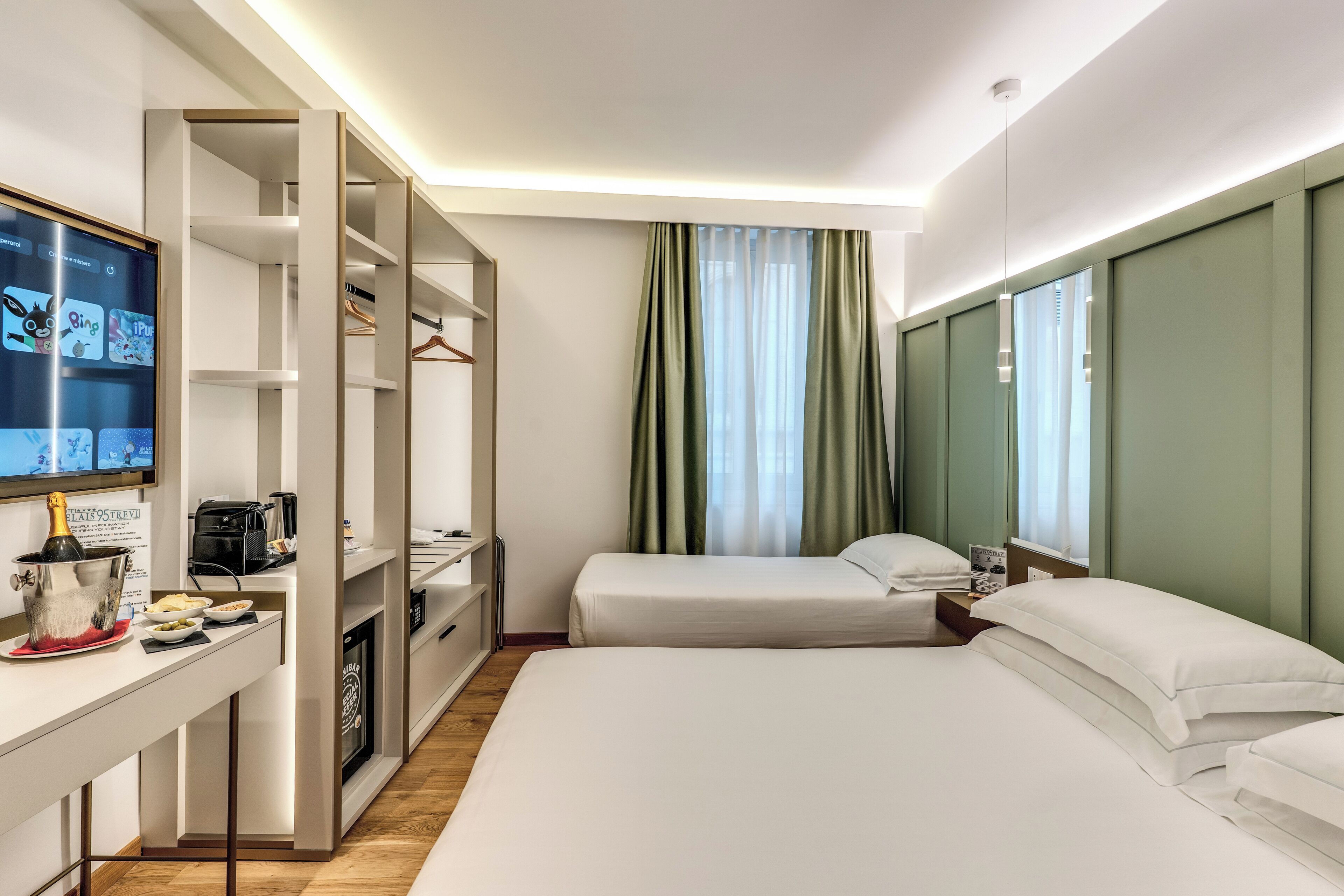 Neljän hengen deluxe-huone, kaupunkinäköala | Ylelliset vuodevaatteet, untuvapeitot, memory foam -patjalliset sängyt