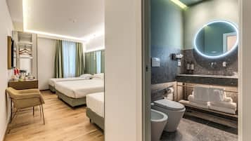Kamar Quadruple Deluks, pemandangan kota | Kamar mandi | Shower, pancuran hujan, dan perlengkapan kamar mandi ramah lingkungan