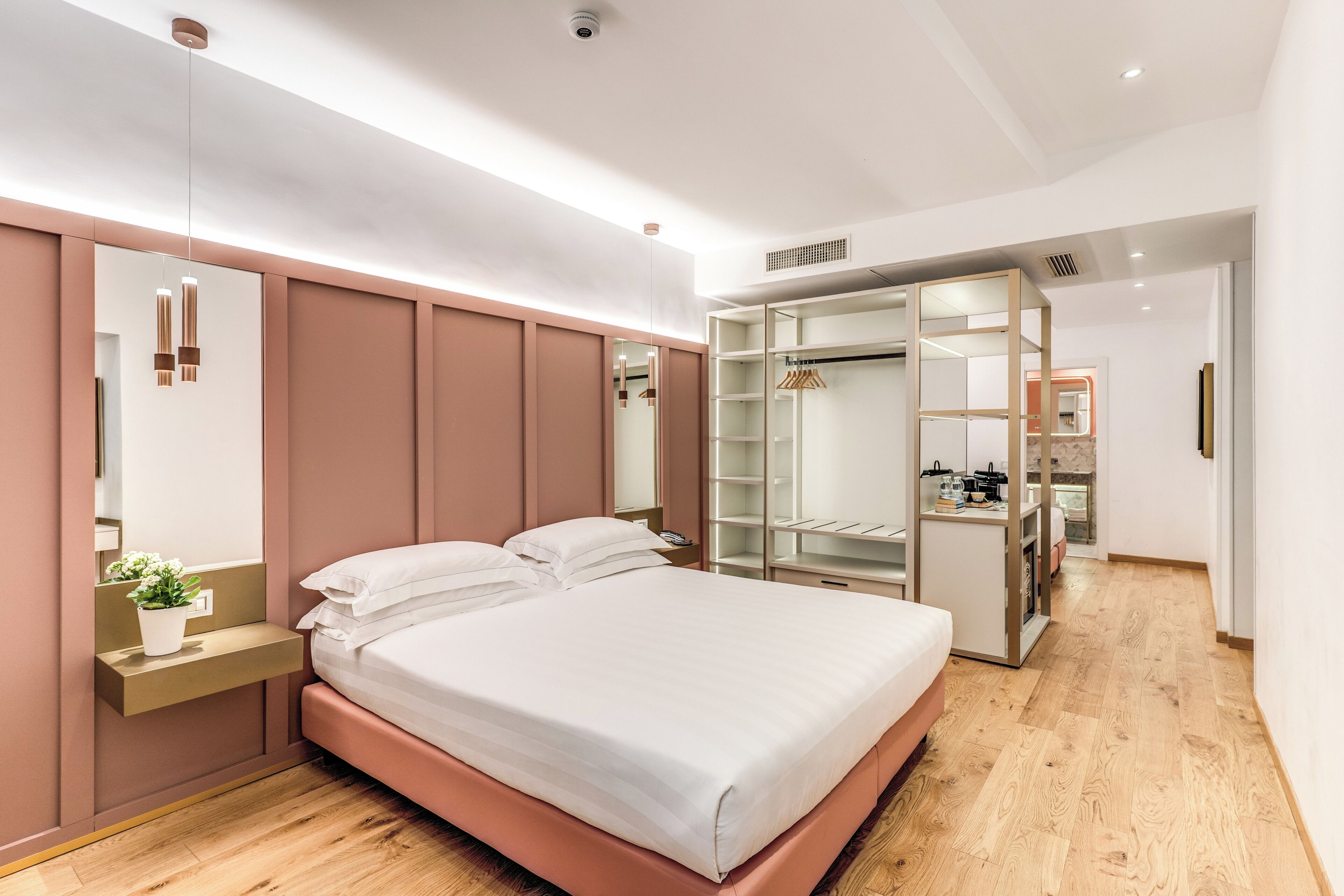Kamar Quadruple Premium | Seprai premium, selimut bulu angsa, busa memori, dan minibar