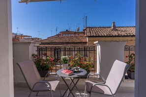 Deluxe Double Room, Balcony, City View | Balcony - Relais Trevi 95 Boutique Hotel (Rome)