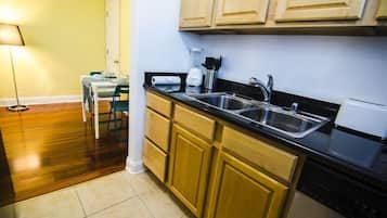 Refrigerador, microondas, placa de cocina, lavavajillas