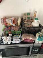 Una encimera de cocina con diferentes alimentos y electrodomésticos.