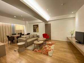 Presidential-Doppelzimmer | Wohnbereich | 32-Zoll-LED-Fernseher mit Satellitenempfang, Fernseher