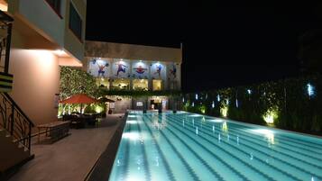 室外游泳池,日光浴躺椅