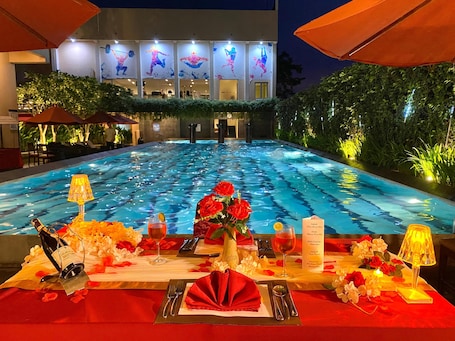 Breakfast, lunch, dinner served; international cuisine