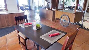 每日供应自助式早餐(每人 IDR 125000)