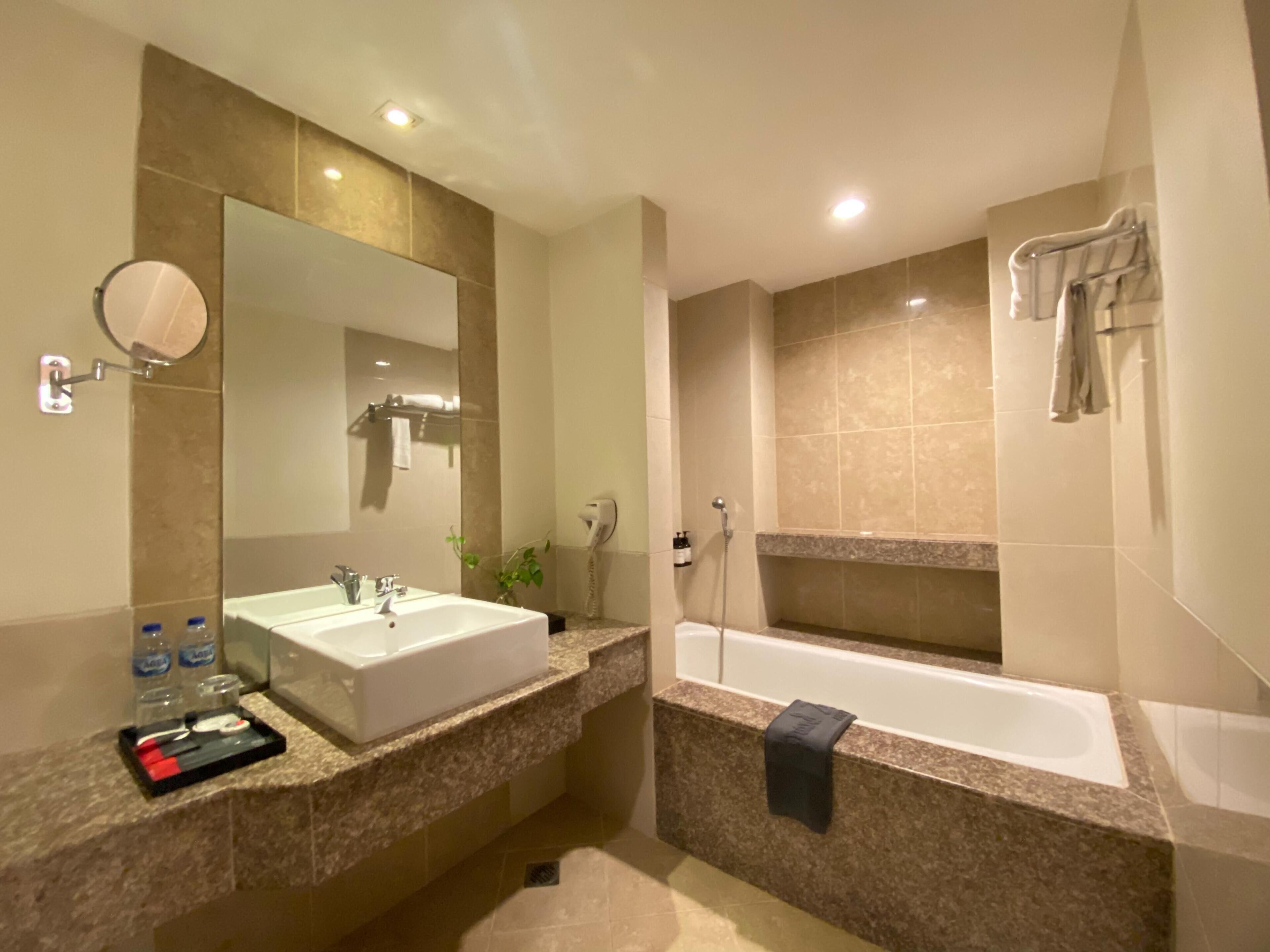 Kamar Double Junior | Kamar mandi | Perlengkapan mandi gratis, sandal, kloset, dan handuk